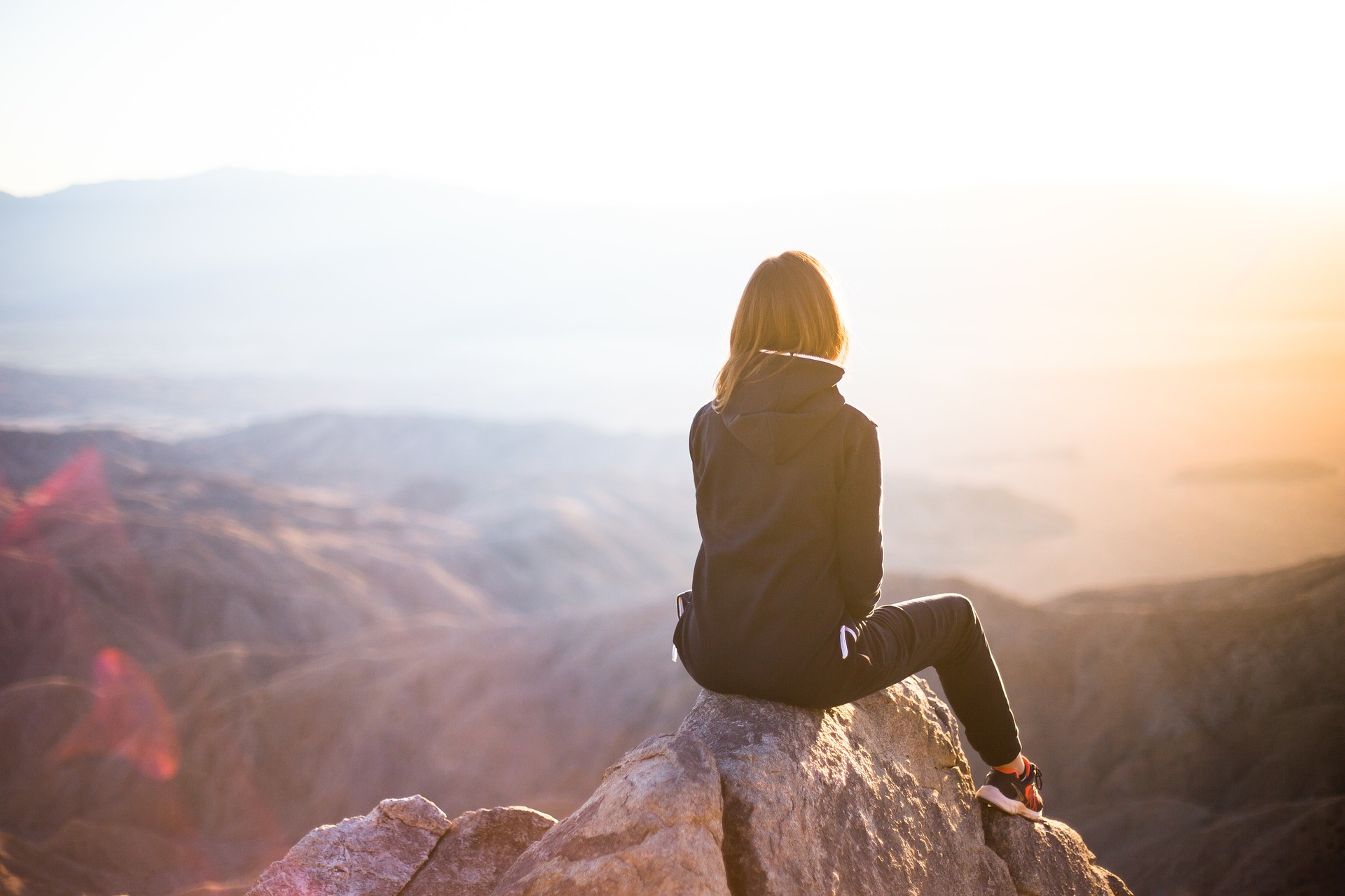 mujer mirando el horizonte